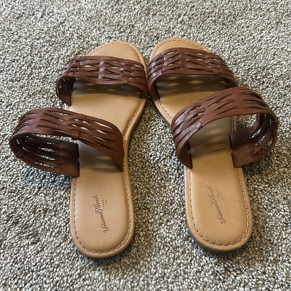Universal Thread Sandals - Picture 2 of 4